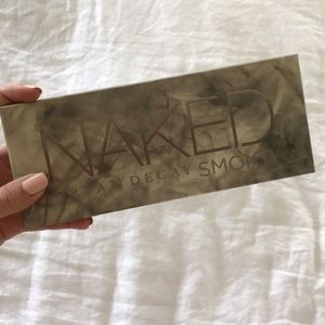 New in box Urban Decay NAKED SMOKY Palette